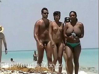 halk plajında ​​çıplaklar genç popo çıplak Candid