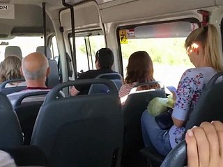 Suerte chico en el autobús.