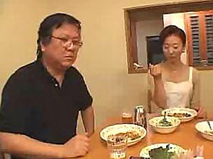 Подчинение Азиатский бабка получает Gangbanged и Крытые В Jizz Hot