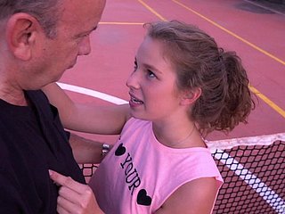 Indivíduo idoso desliza seu pau na buceta suculenta de amador Coelho fulfil bebê