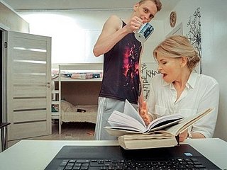 TUTOR4K. Guy menetapkan kamera dan betul kerana mereka membantu