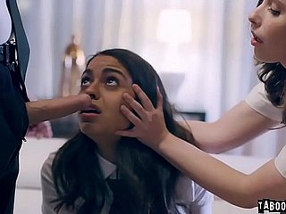 Virgin college Babe Casey Calvert uitgenodigd door haar klasgenoot Wenen Black en misleid om seks met haar stepbro Justin Hunt en begon een 3some.