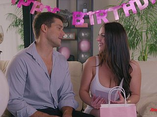 Gorgeous Angela White memperlakukan seorang pria ke tubuhnya yang melengkung