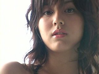 Cazip Japon Bebeğim Yumi Sugimoto, sıska vücudunu gösteren bir plajda poz veriyor