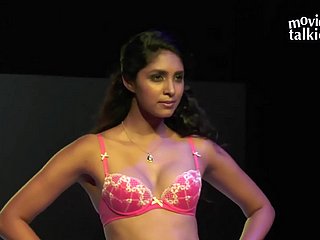 Indian model's unfurnished waterfall show Exposed! Full-HD