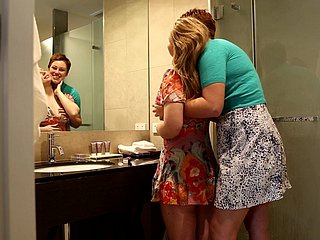 Burly Milf Fucks Blondie abbastanza calda con falsi tette Madison Missina