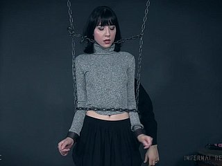 Hầu như không hợp pháp Charlotte Sartre khóc trong phiên Bondage lạm dụng