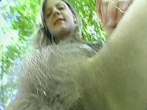 Oszałamiająca blondynka nastolatka z super owłosioną cipką zostaje uderzona na zewnątrz