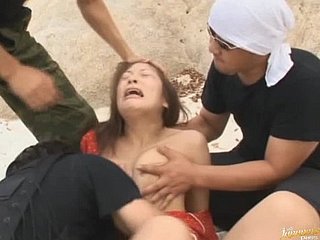 Comel Akane Mochida mendapat gangbanged dan ditutup di merangkap di pantai