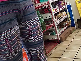 Adolescente esperando en la tienda