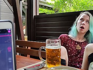 Kontrol orgasme jarak jauh dari anak tiri saya di pub!