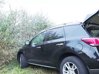 La mère full-grown baise dans tous les trous extérieurs