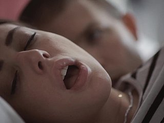 Remaja Remaja berbaring dengan kakak perempuannya di tempat tidur yang sama dan tidak menyesalinya