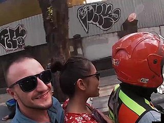 Casal amador em um dia em Bangkok