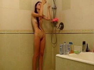 Niña flaca debajo de chilling ducha