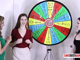 3 gadis yang sangat cantik memainkan permainan strip memutar roda