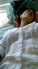 Istri dewasa menyentuh vagina