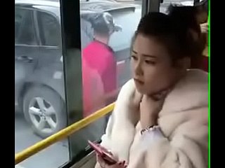 Chinees meisje kuste. Regarding de bus.