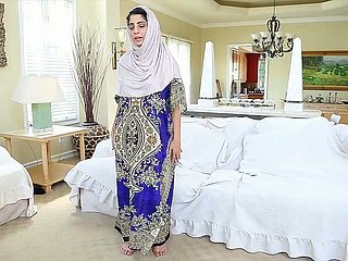 ऑर्गेज्म की आदी अरब लड़की नादिया अली अपनी रसदार चूत से खेल रही है