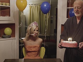 A doce loira Bella Nick scrimp abre as pernas para o pau gordo de um homem