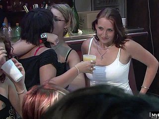 C'est une pièce remplie de chics universitaires chaudes et excitées, qui vont regarder...