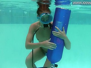ハンガリーの美女が水中でディルドをファック