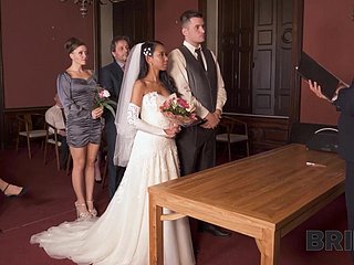 キラ・ラケタ、結婚式で熱いセックスを手配