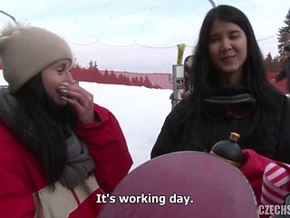 Словацкая девушка отдыхает в горах