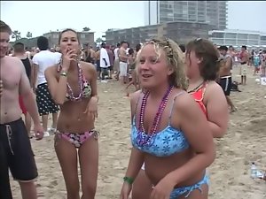 ننگی sluts بیچ پارٹی کے ارد گرد چلنے