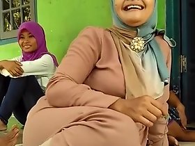 Elegant Feet Maman! Hijab