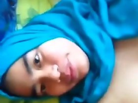 vagabunda tudung quente jogando sua boceta para você