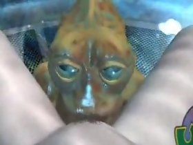 pełzający podwodny obcy palce jego nowa kochanka ludzki w watersphere
