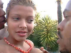 Kelly Brésil suce et baise deux queues dures