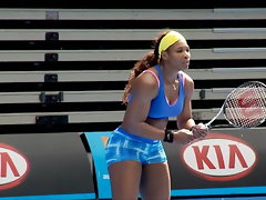 Серена Уильямс entrenando ан бурлящие штаны