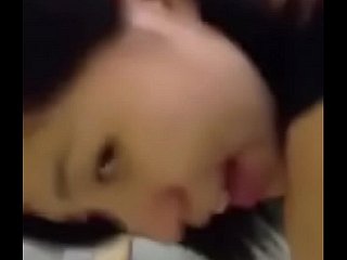 Asiatisches Mädchen auf der Treppe gefickt