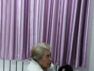 abuela china en el baño