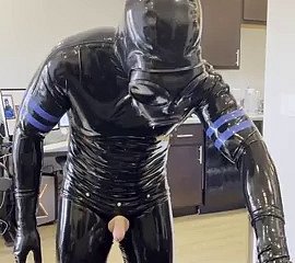 Rubberdrone trekt zich af close to latex sokken