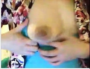Jolie salope chinoise montre ses seins