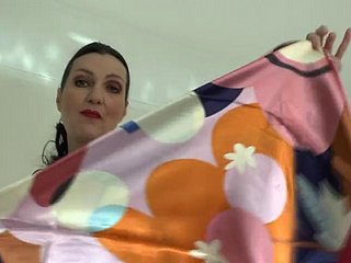 عرض رائع لحجاب الساتان، من تصميم JOI Lassie Victoria Valente