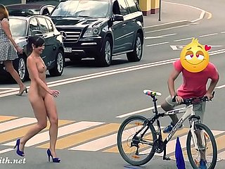 Une caméra cachée filme Jeny se déshabillant en win over