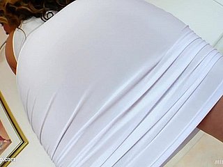 أفروديت عاهرة ناضجة تمارس الجنس في Milf Feign