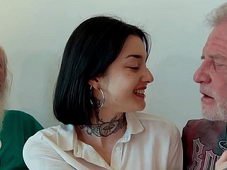 Si rambut coklat muda mempunyai bertiga dengan lelaki tua dan dia menelan refresh mani