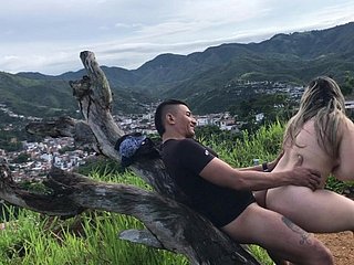 كولومبية ناضجة، تصل إلى التل حتى يتمكن صديقي من ملئها بالحليب