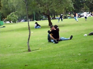 Frente al metro en el parque