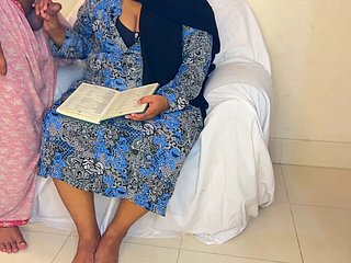 Tutrice et étudiante arabe sexy au gros cul baisent quand leurs parents ne sont pas à la maison