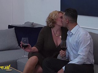 Doświadczona uwodzicielka, ogarnięta żarłocznym, cielesnym głodem, oferuje swój ciasny odbyt muskularnemu ogierowi o połowę młodszemu. Jej doświadczony zwieracz zaciska się wokół jego grubego członka, gdy zagłębia się głęboko w jej zakazaną dziurę. Z każdym potężnym pchnięciem, jej cipka tryska strumieniami kobiecego nasienia, przesiąkając jedwabną pościel. Ciało dojrzałej lisicy drga w ekstazie, gdy młodszy mężczyzna bezlitośnie wali ją w odbyt. Jego jądra uderzają o jej drżącą łechtaczkę, aż Fulfil erekcji, zalewając jej wnętrzności roztopionym nasieniem, które kapie z jej doszczętnie zużytego odbytu, gdy ona upada w orgazmicznej rozkoszy.