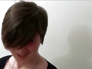 Pendek berambut si rambut coklat Membawa Beban
