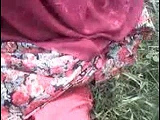desi chica muestra sus tetas y el coño en el bosque