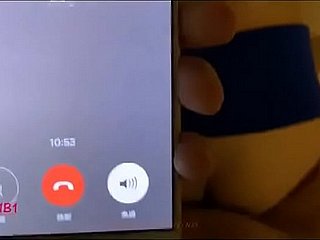 电话 系列 - 边 给 女 情人 打电话 边 操 骚 逼 (增大 延时 加 徽 信 xm32023)