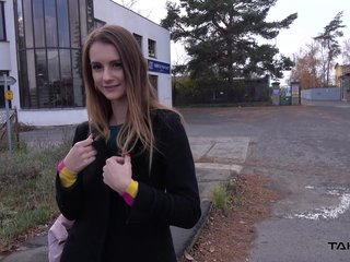 Аделия подхватывается незнакомым и трахал на заднем сиденье автомобиля